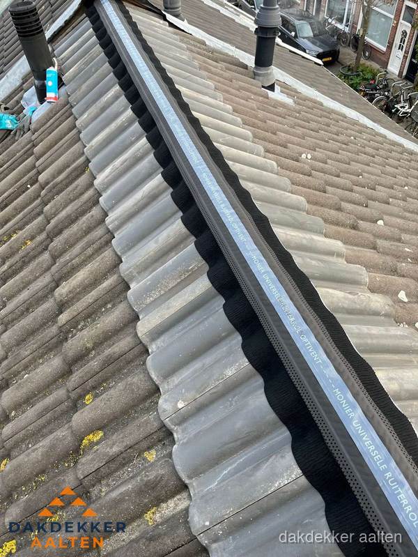 Nokvorst met Monier ventilatie op schuin pannendak in Aalten Nokvorst met Monier ventilatie op schuin pannendak in Aalten