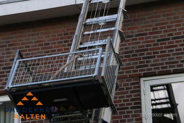 Ladderlift met dakpannen voor dakpan reparatie in Aalten Ladderlift met dakpannen voor dakpan reparatie in Aalten