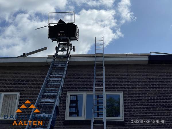 Ladderlift en ladder bij woning voor dakinspectie in Aalten Ladderlift en ladder bij woning voor dakinspectie in Aalten