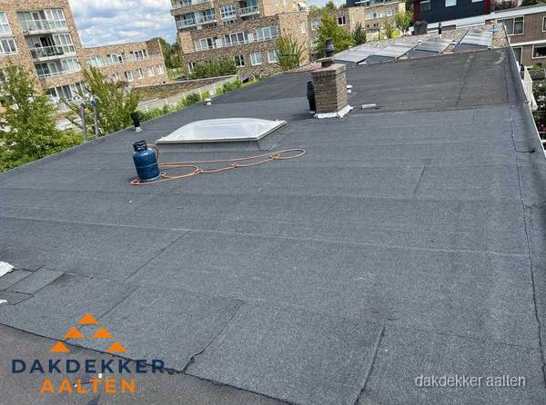 Bitumen dakbedekking op plat dak met lichtkoepel en schoorsteen in Aalten Bitumen dakbedekking op plat dak met lichtkoepel en schoorsteen in Aalten