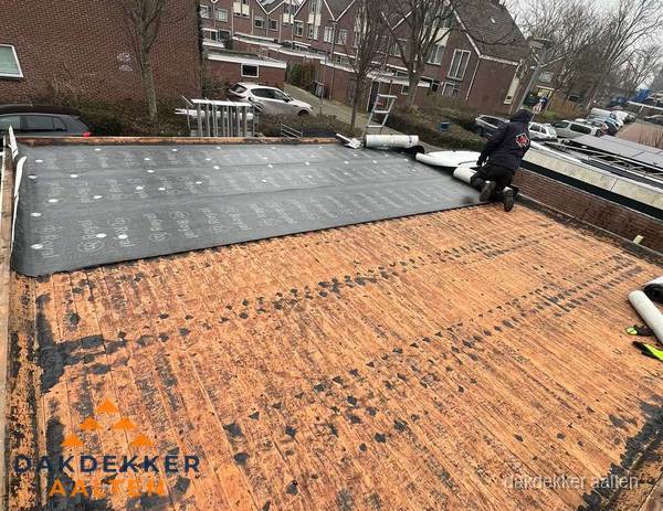 Dakdekker legt onderlaag op plat dak met houten constructie in Aalten Dakdekker legt onderlaag op plat dak met houten constructie in Aalten