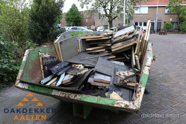 Puincontainer met oud dakmateriaal na dakrenovatie in Aalten Puincontainer met oud dakmateriaal na dakrenovatie in Aalten