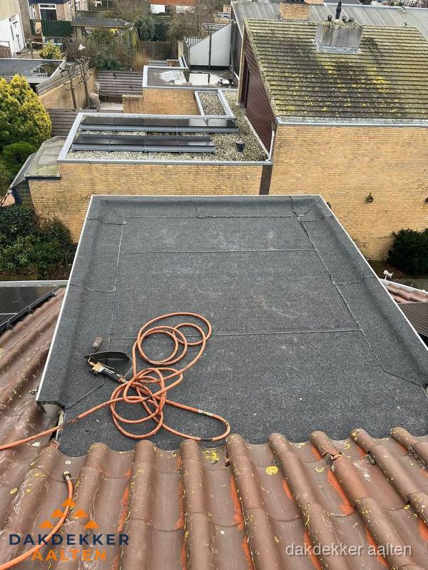 Reparatie aansluiting plat dak en schuin dak in Aalten