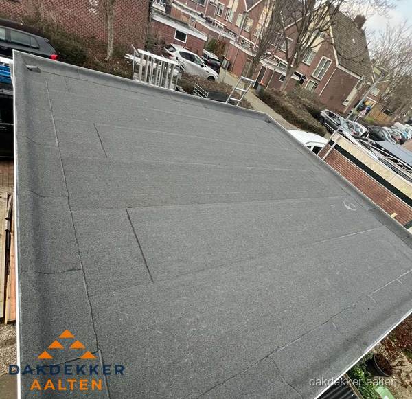Nieuwe bitumen dakbedekking op plat dak van garage in Aalten Nieuwe bitumen dakbedekking op plat dak van garage in Aalten