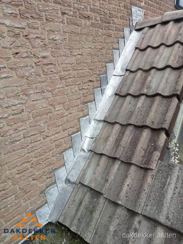 Loodslabben langs dakaansluiting bij bakstenen muur in Aalten Loodslabben langs dakaansluiting bij bakstenen muur in Aalten