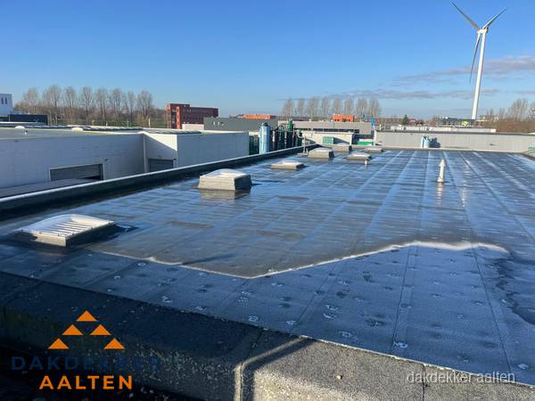 Plat dak bedrijfspand met bitumen dakbedekking en lichtkoepels in Aalten Plat dak bedrijfspand met bitumen dakbedekking en lichtkoepels in Aalten