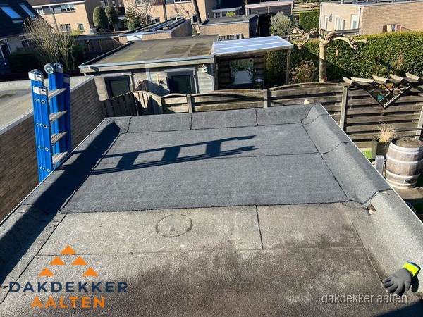 Dakdekker bij bitumen plat dak renovatie in Aalten Dakdekker bij bitumen plat dak renovatie in Aalten