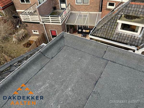 Overzicht plat dak met dakgoot in woonwijk Aalten Overzicht plat dak met dakgoot in woonwijk Aalten