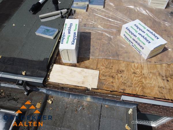 Plat dak isolatie met Kingspan isolatieplaten tijdens renovatie in Aalten Plat dak isolatie met Kingspan isolatieplaten tijdens renovatie in Aalten