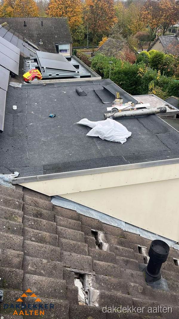 Beschadigde dakbedekking op plat dak voor reparatie in Aalten Beschadigde dakbedekking op plat dak voor reparatie in Aalten